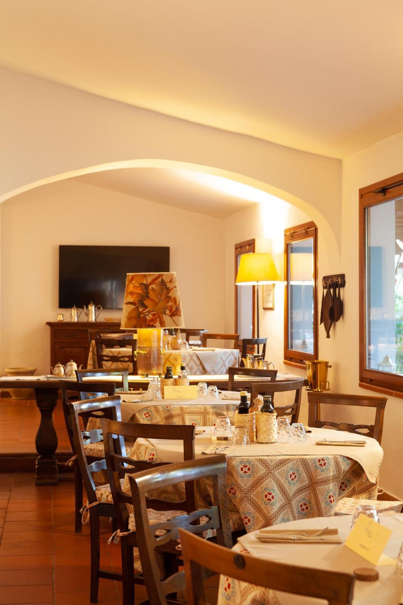Nora Club & 4*